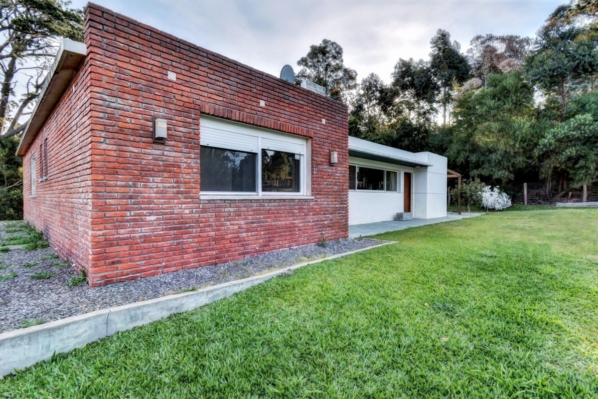 Vivienda de ladrillo en entorno arbolado